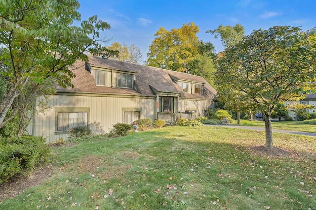 view of front of house featuring a front yard