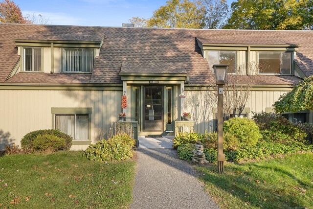 view of front facade with a front yard