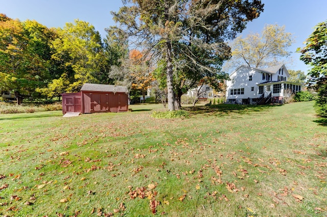 view of yard featuring a storage shed