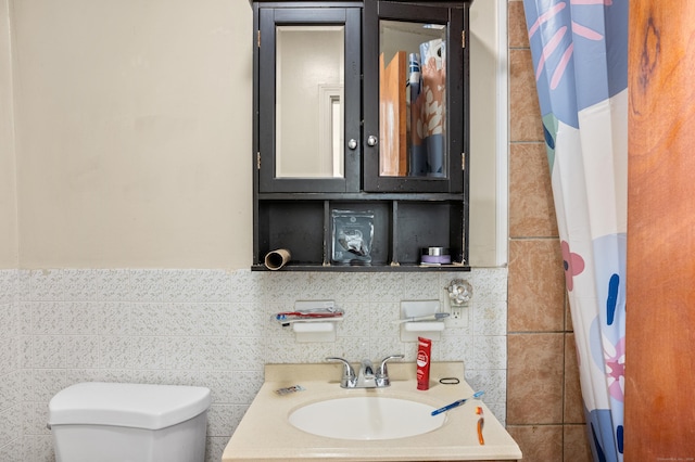 222 Judith Ln Unit 5, Waterbury, CT 06704 - bathroom featuring vanity and tile walls