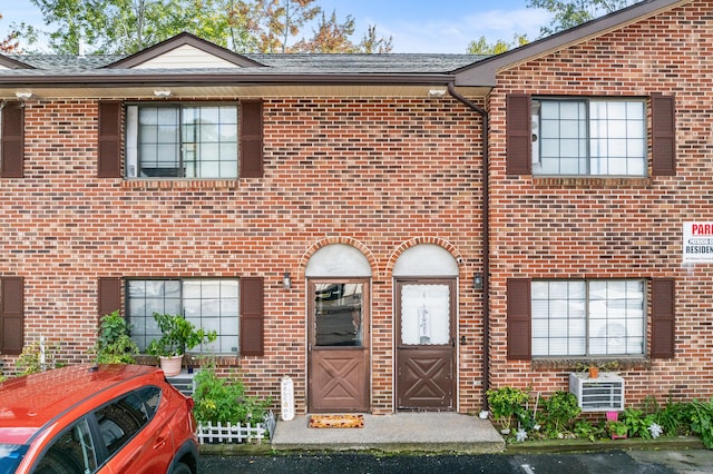 townhome / multi-family property featuring brick siding