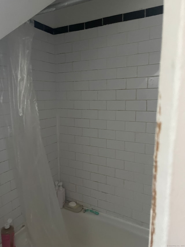 bathroom with shower / bath combo