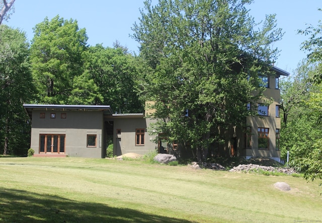 back of house featuring a lawn