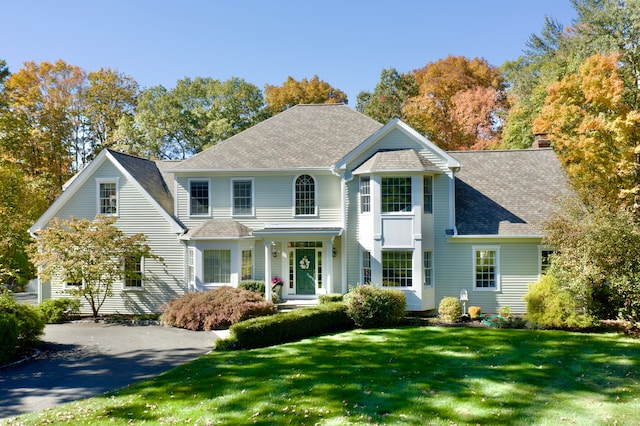 view of front of home featuring a front yard