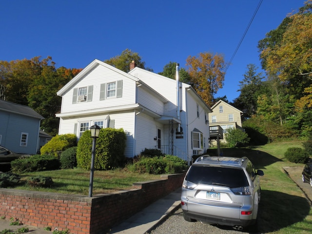 front of property with a front lawn