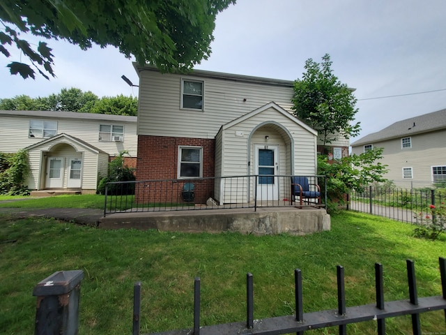 view of front of property featuring a front yard