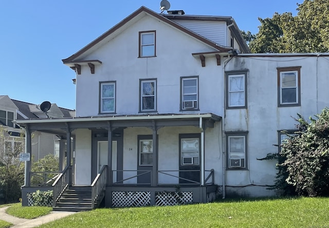 view of front of property featuring a porch and a front yard