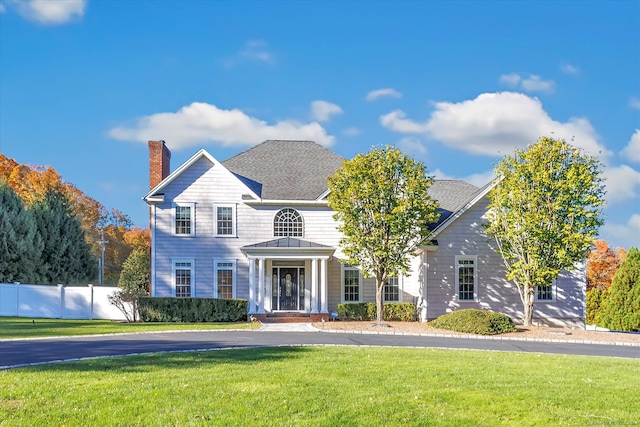 view of front facade featuring a front yard