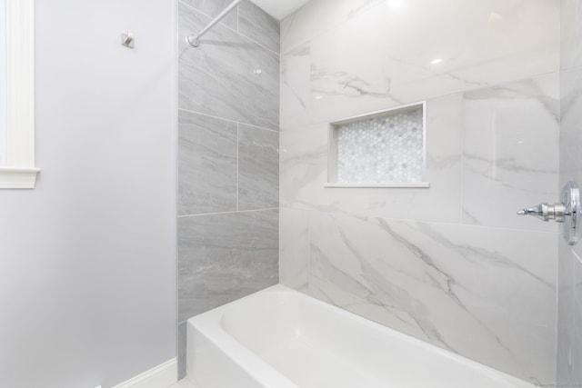 bathroom with tiled shower / bath