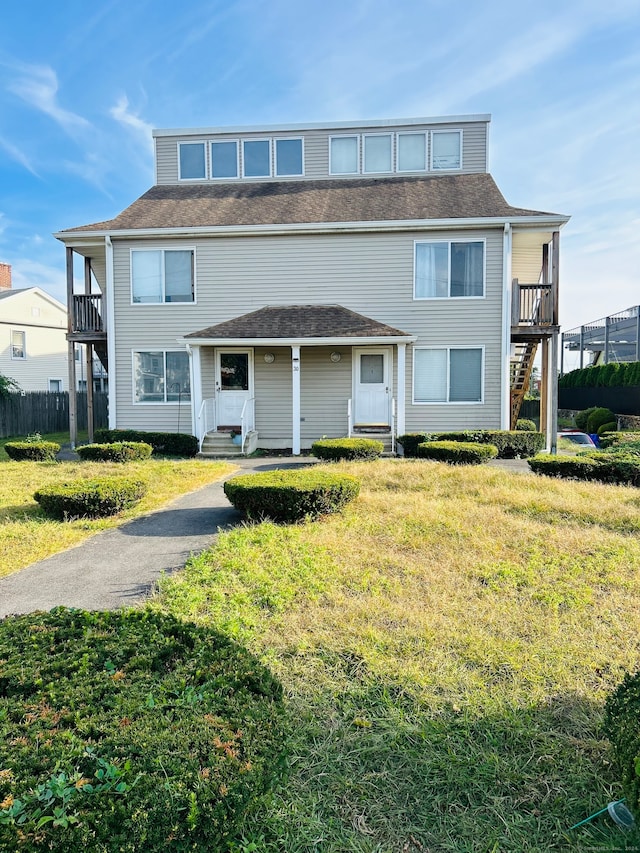 view of front of property featuring a front yard