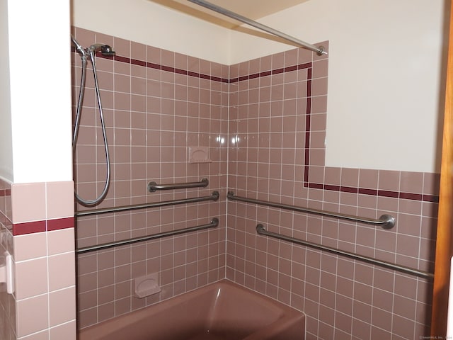 bathroom with tiled shower / bath