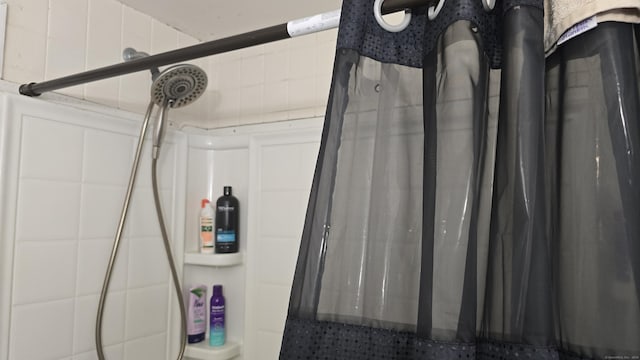 full bath featuring a shower with shower curtain