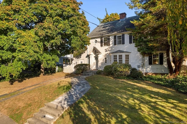 view of front of home featuring a front lawn