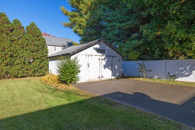 view of yard featuring a storage shed