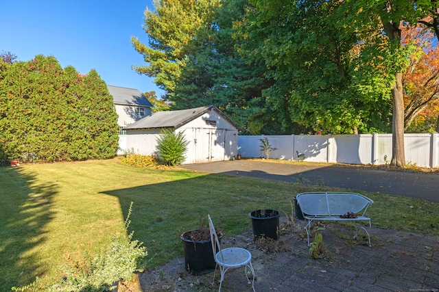 view of yard with a storage shed