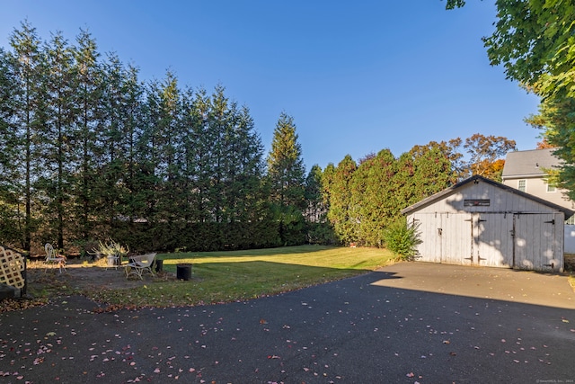 view of yard with an outbuilding