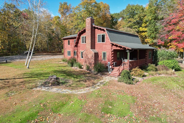 view of front of house featuring a front lawn