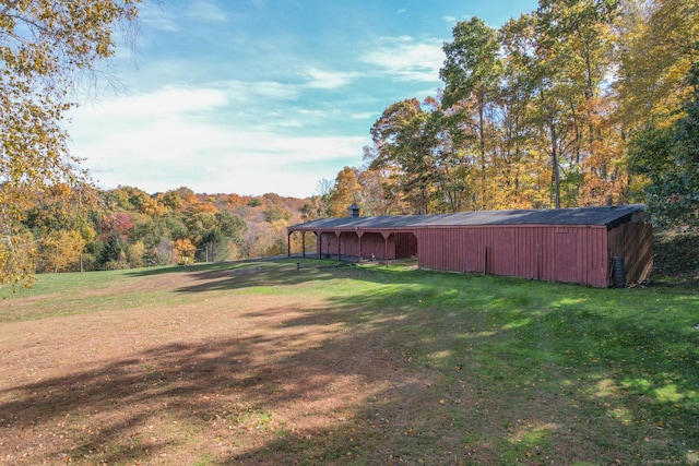 view of yard with an outbuilding