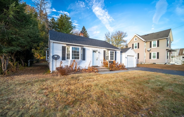 view of front facade featuring a garage and a front yard