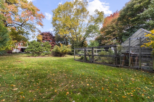 view of yard featuring an outbuilding