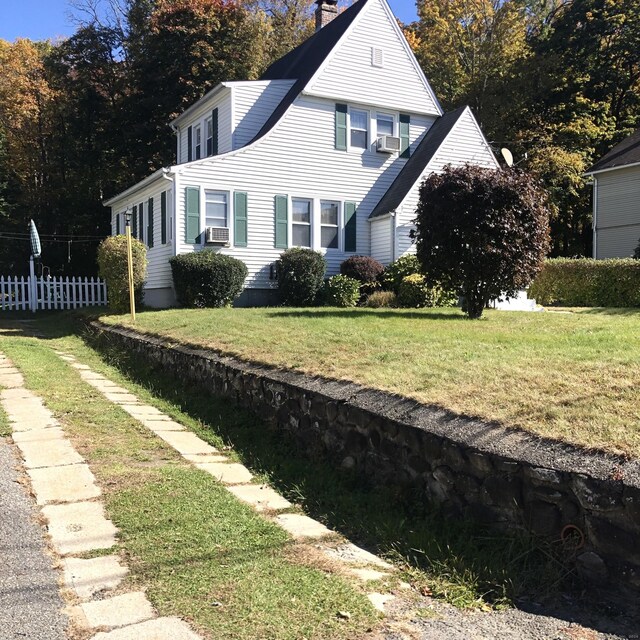 view of front of property with a front yard