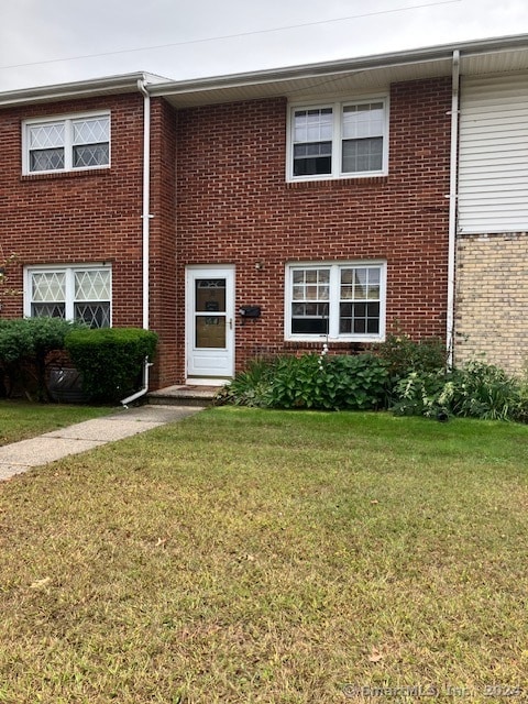 view of front of property with a front yard