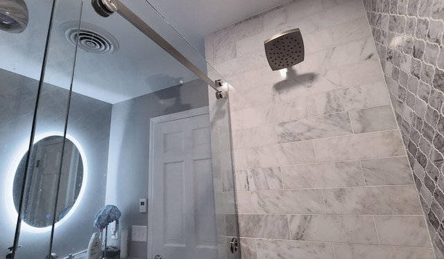 bathroom featuring a tile shower