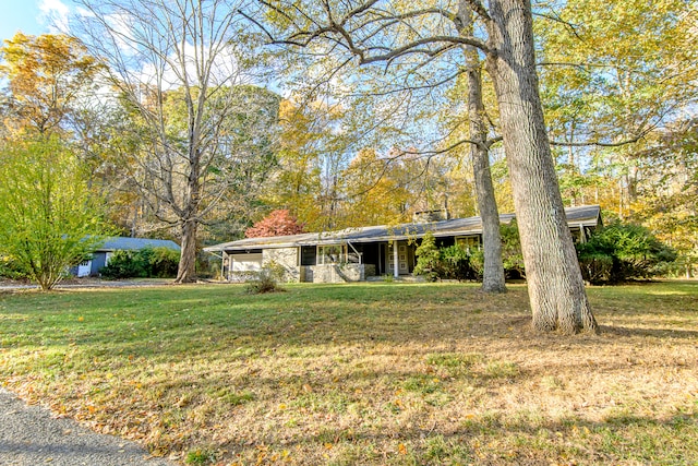 ranch-style house featuring a front yard