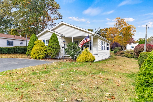 view of front of house featuring a front lawn