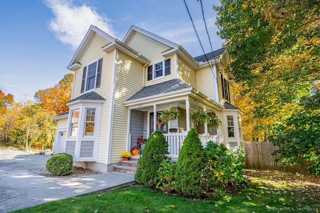 view of front of property featuring a porch