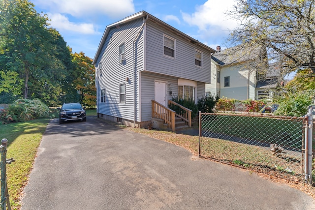 view of front facade featuring a front yard