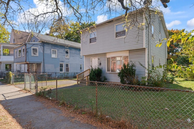 view of front facade featuring a front lawn