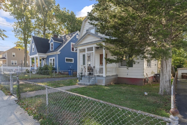 view of front of property with a front yard