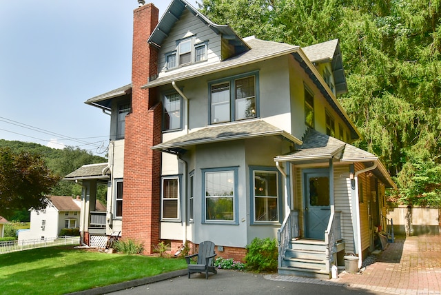 view of front of property featuring a front yard