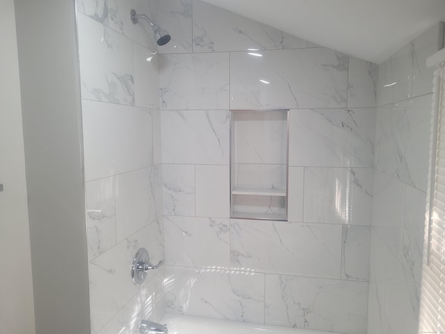 bathroom with tiled shower / bath combo