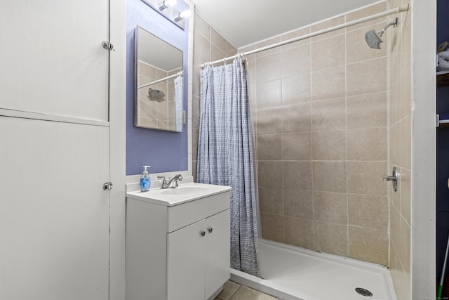 bathroom featuring a shower with shower curtain and vanity