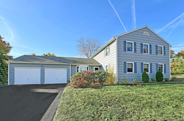 view of front of home featuring a front yard and a garage