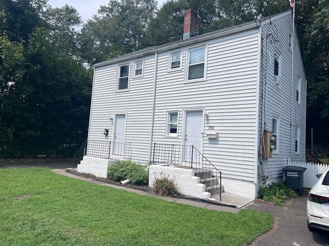 view of front facade with a front yard