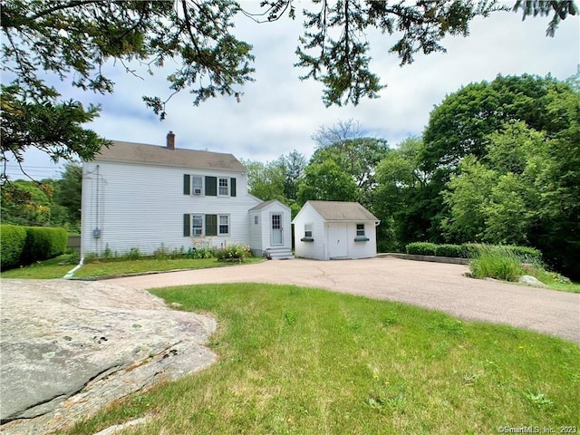 view of front of property with a front lawn