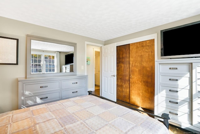 unfurnished bedroom with a textured ceiling and a closet