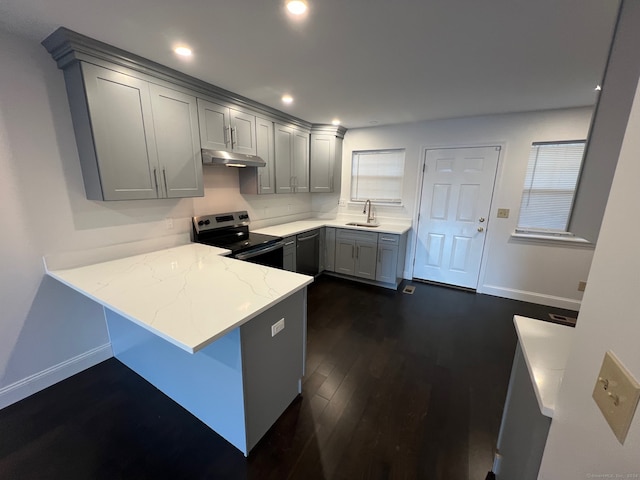 kitchen with kitchen peninsula, dark wood-type flooring, gray cabinetry, stainless steel range with electric stovetop, and sink