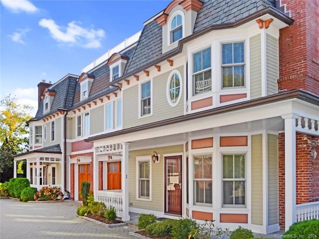 view of front of house featuring a porch