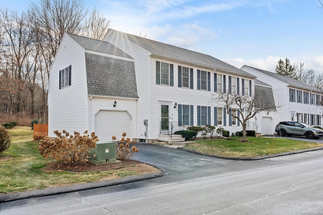 view of front facade featuring a front lawn and a garage