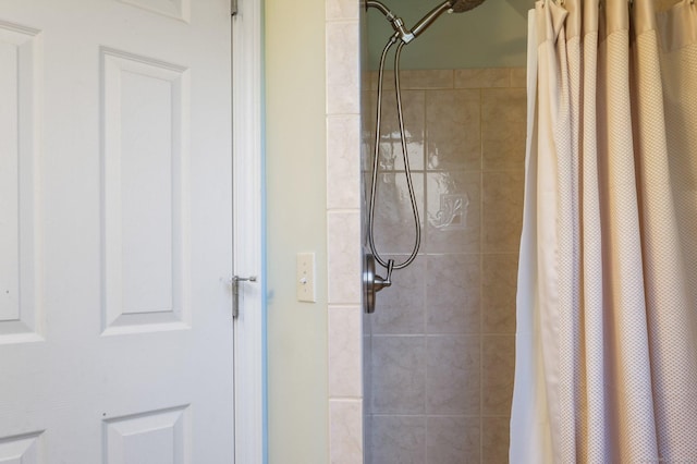 bathroom featuring a shower with shower curtain