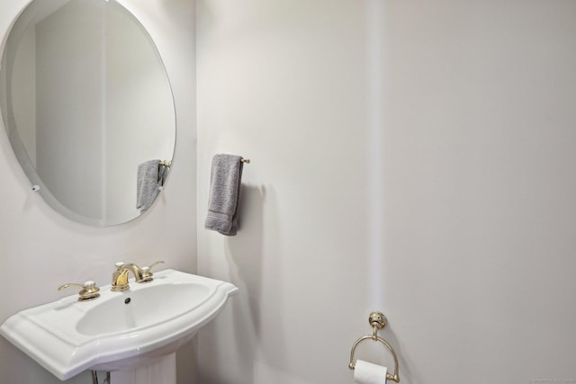 bathroom featuring sink