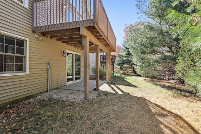 view of yard featuring a patio area