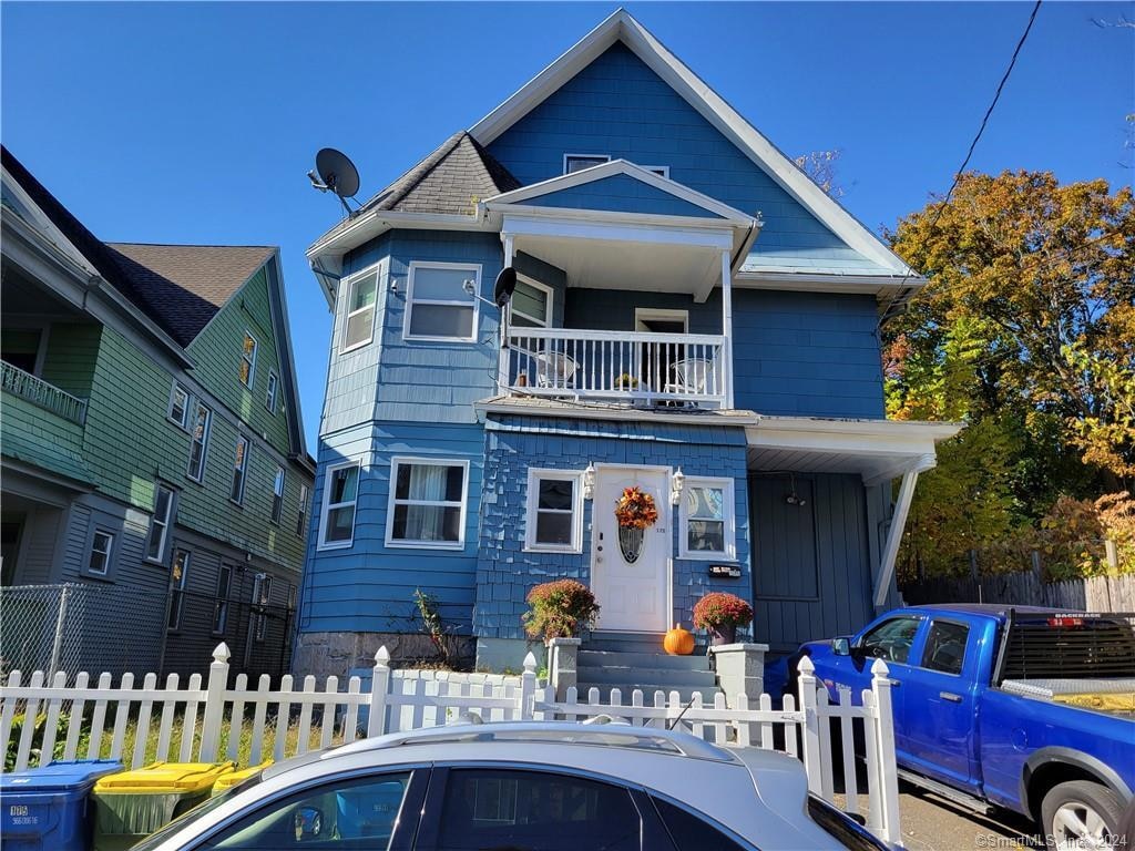 view of front of home featuring a balcony