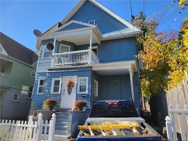 view of front facade featuring a balcony