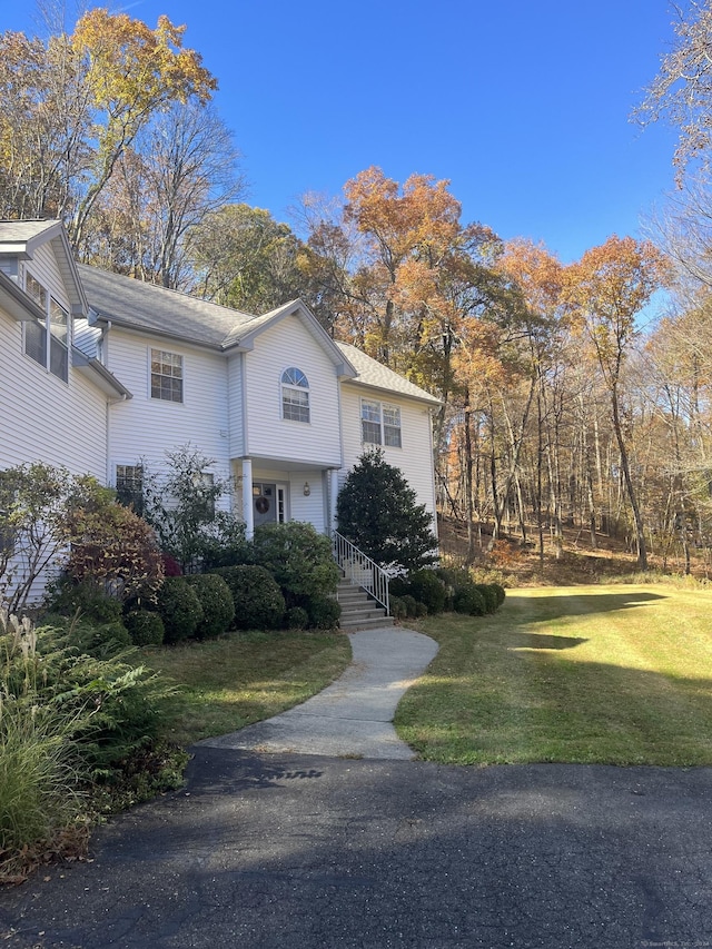 view of front facade with a front yard