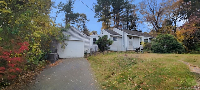 view of front of home with a front lawn